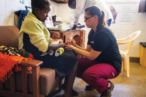 A nurse from Adventist Health provides a health checkup and consultation for a newborn and her mother.<br /><br />Una enfermera de Adventist Health lleva a cabo un chequeo de salud y consulta para un recién nacido y su madre.