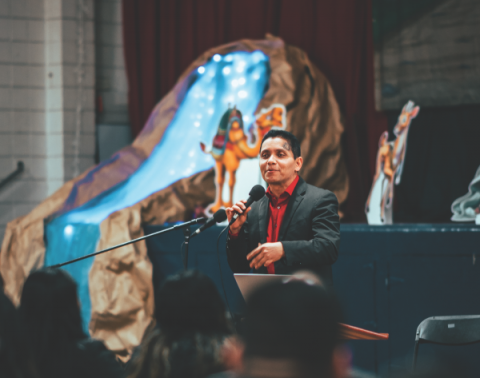 Dr. Abraham Guerrero asks that leaders not be cookie providers but become disciple-makers.<br />El Dr. Abraham Guerrero pide que los líderes no sean proveedores de galletas, sino que se conviertan en hacedores de discípulos.