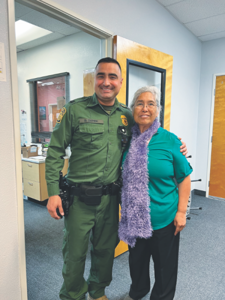 Johnston with former student David Zapian.<br />Johnston con el exalumno David Zapian.